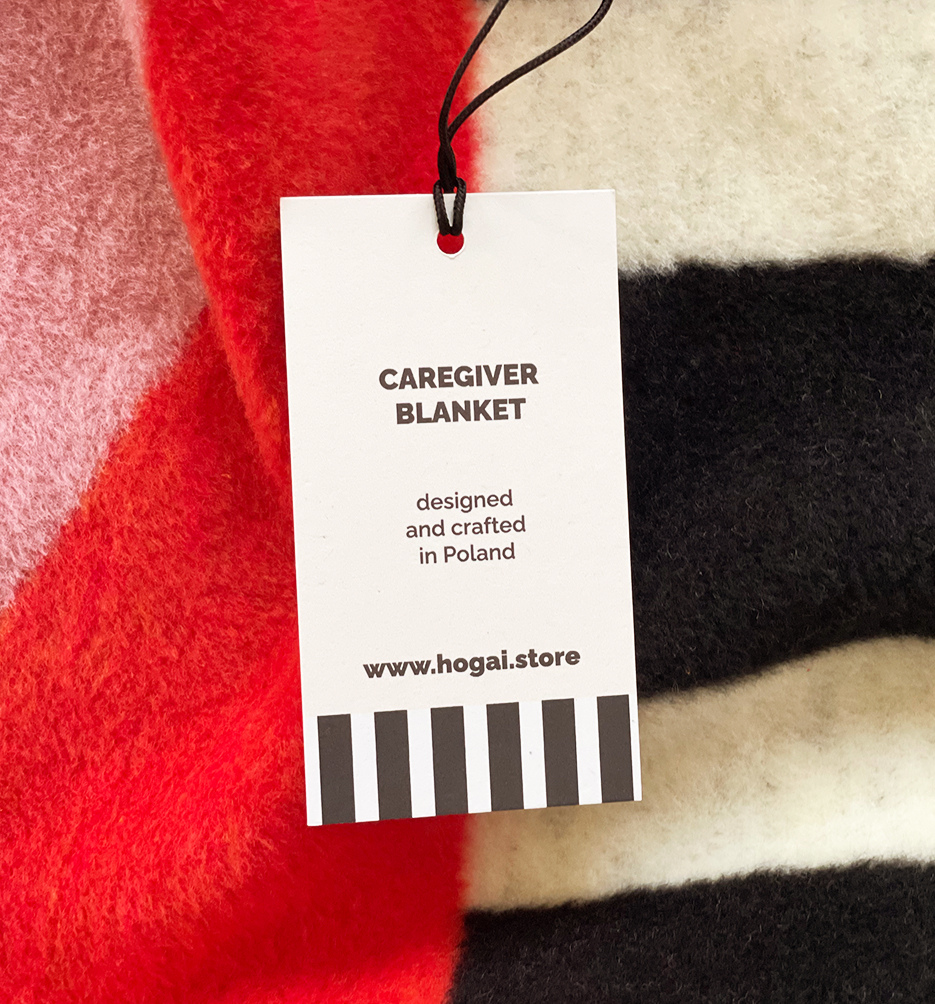 Designerski koc bawełniany Caregiver Pink B**bies, różowo-pomarańczowy, geometryczny wzór od Hogai.