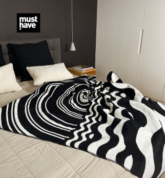 Koc Op-Art Sea Sunset projektu Maurycego Gomulickiego dla Hogai – nagrodzony Must Have na Łódź Design Festival.