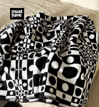 Koc Op-Art Optic Pool projektu Maurycego Gomulickiego dla Hogai – nagrodzony Must Have na Łódź Design Festival.