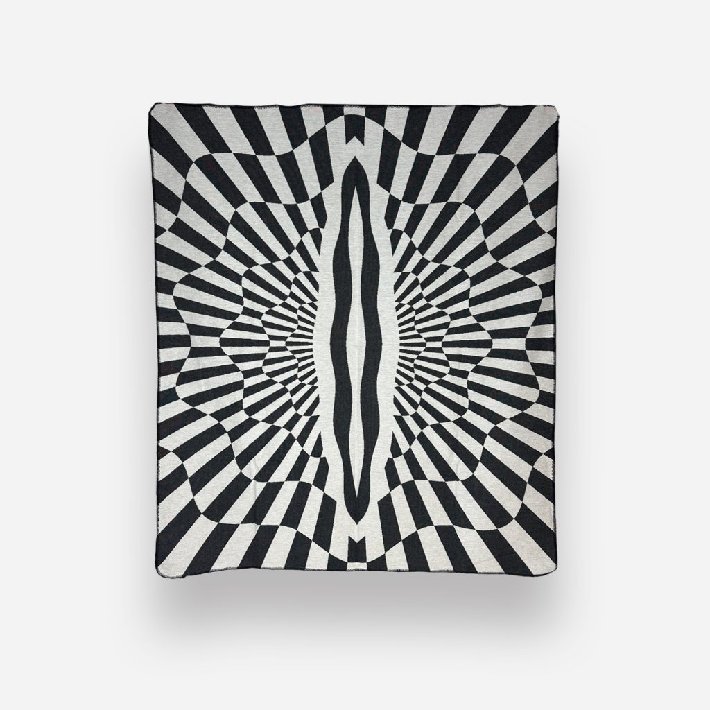 Narzuta Op-Art Power P*ssy 165x210 cm projektu Maurycego Gomulickiego dla Hogai – nagrodzona Must Have na Łódź Design Festival.