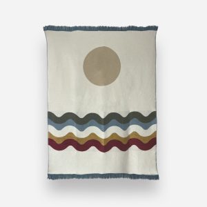 Designerski bawełniany koc Surfer Baltic Sand od Hogai. 15ox200 cm – beżowy surferski wzór inspirowany Bałtykiem.