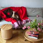 Koc bawełniany Exclamation Brown Point Hogai – dwustronny koc w kolorach czekoladowego brązu i ostrej czerwieni.