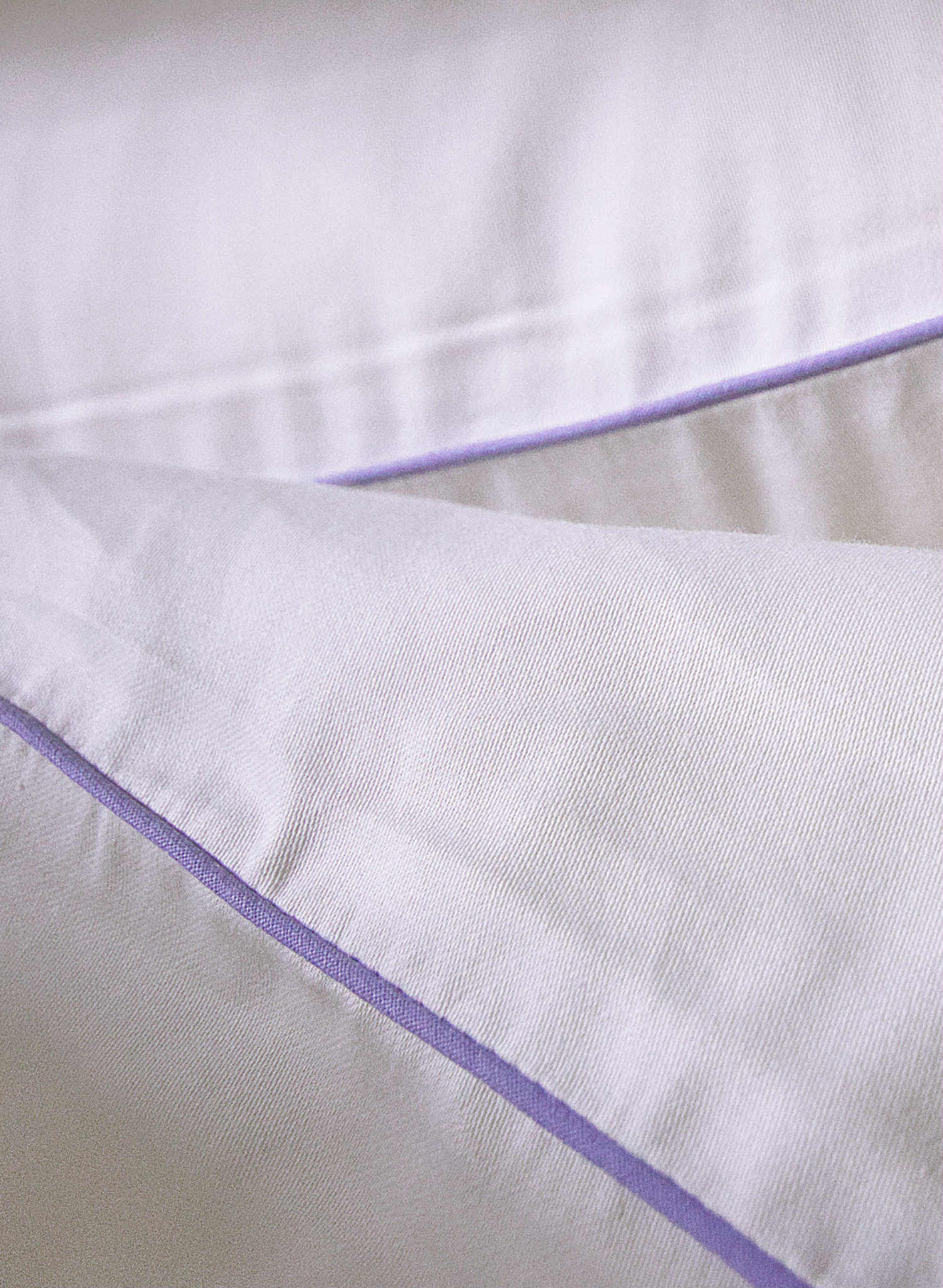 Biała pościel bawełniana Drifter z niebieską lamówką – komplet pościeli 100% bawełna satynowana od Hogai.