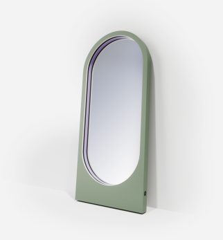 Lustro Player Dusty Sage Hogai – duże stojące lustro do salonu