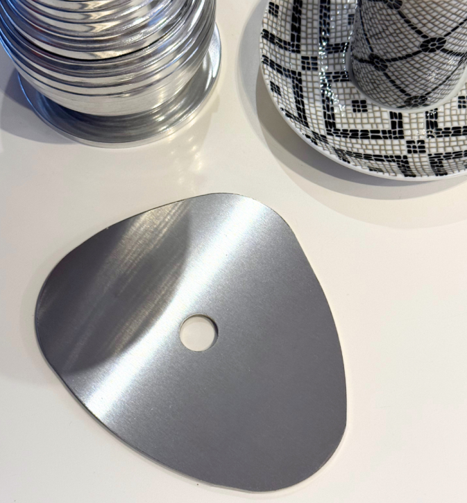 Minimalistyczne podkładki pod kubek Pond Hogai – zestaw podkładek ze szczotkowanej stali nierdzewnej.