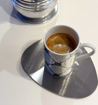 Minimalistyczne podkładki pod kubek Pond Hogai – zestaw podkładek ze szczotkowanej stali nierdzewnej.