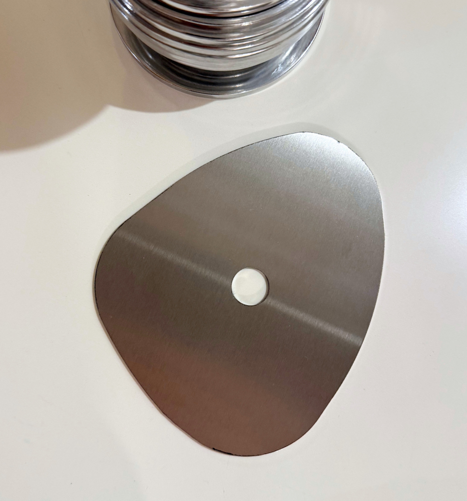 Minimalistyczne podkładki pod kubek Pond Hogai – zestaw podkładek ze szczotkowanej stali nierdzewnej.