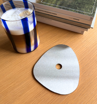 Minimalistyczne podkładki pod kubek Pond Hogai – zestaw podkładek ze szczotkowanej stali nierdzewnej.