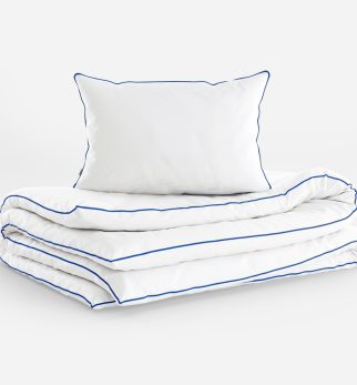 Biała pościel bawełniana Drifter z kobaltową lamówką – komplet pościeli 100% bawełna satynowana od Hogai.