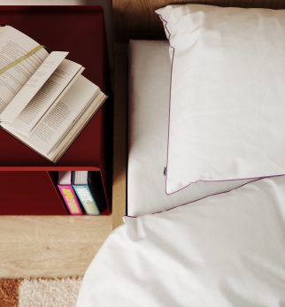 Biała pościel bawełniana Drifter z fioletową lamówką – komplet pościeli 100% bawełna satynowana od Hogai.