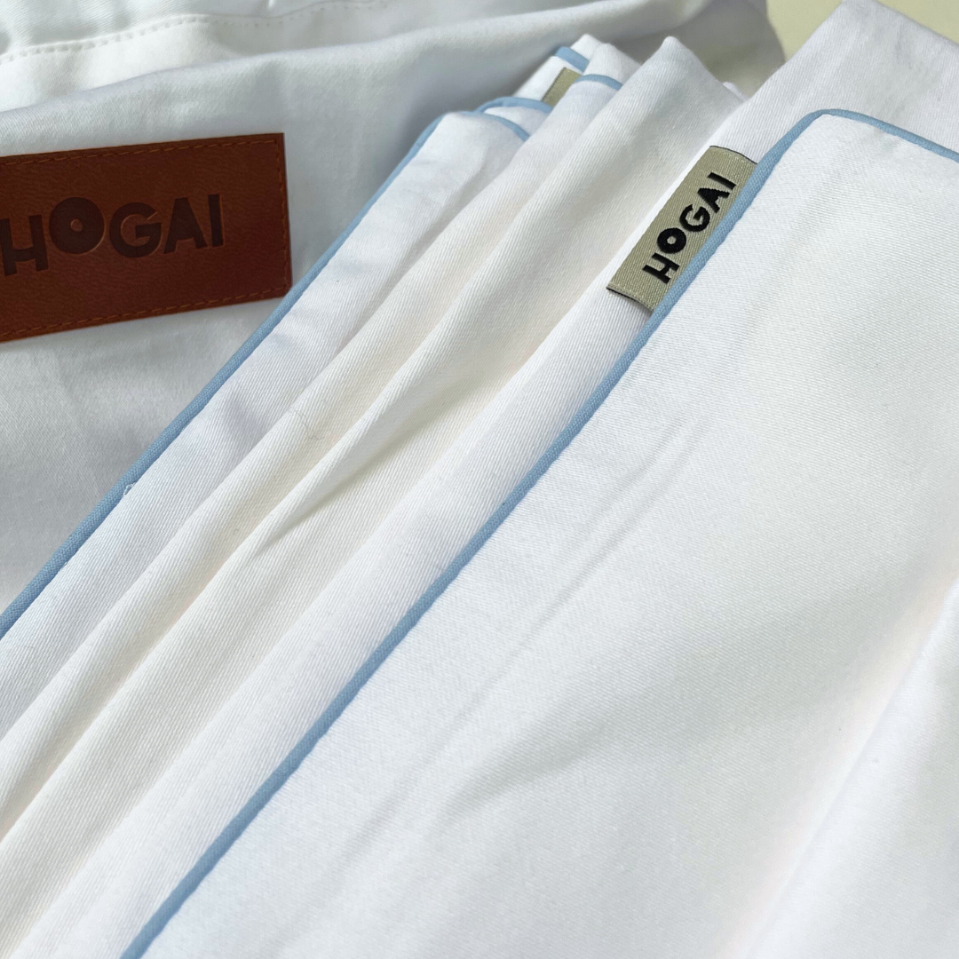 Biała pościel bawełniana Drifter z niebieską lamówką – komplet pościeli 100% bawełna satynowana od Hogai.