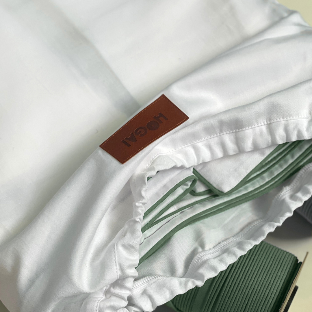 Biała pościel bawełniana Drifter z oliwkową lamówką – komplet pościeli 100% bawełna satynowana od Hogai.