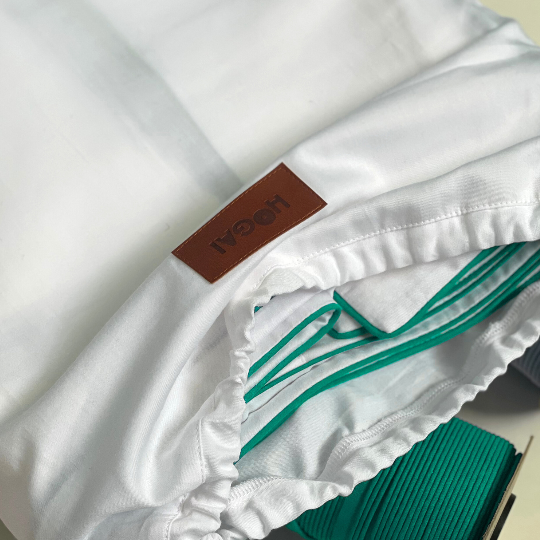 Biała pościel bawełniana Drifter z zieloną lamówką – komplet pościeli 100% bawełna satynowana od Hogai.