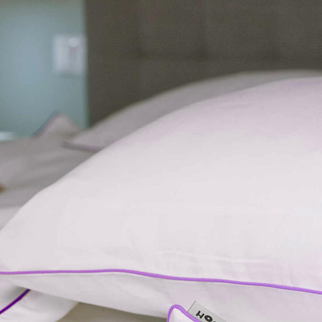 Biała pościel bawełniana Drifter z fioletową lamówką – komplet pościeli 100% bawełna satynowana od Hogai.