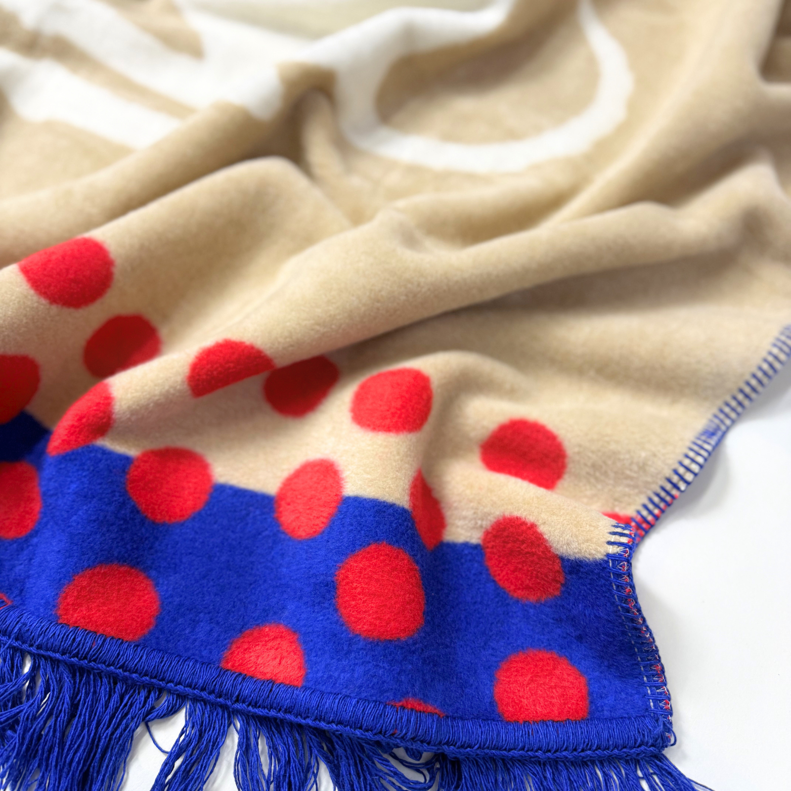 Bawełniany koc Cream Kokos z kolekcji Iggy – designerski pled HOGAI z motywem psa - detal