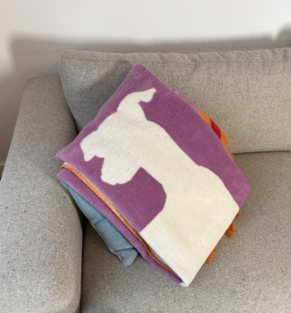 Bawełniany koc Lily Pixel z kolekcji Iggy – designerski pled HOGAI z motywem psa - we wnętrzu