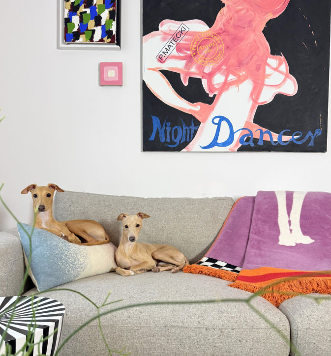 Bawełniany koc Lily Pixel z kolekcji Iggy – designerski pled HOGAI z motywem psa - we wnętrzu