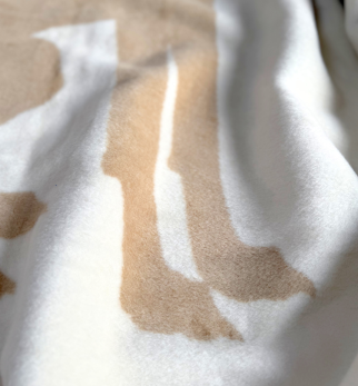 Bawełniany koc Cream Kokos z kolekcji Iggy – designerski pled HOGAI z motywem psa - detal