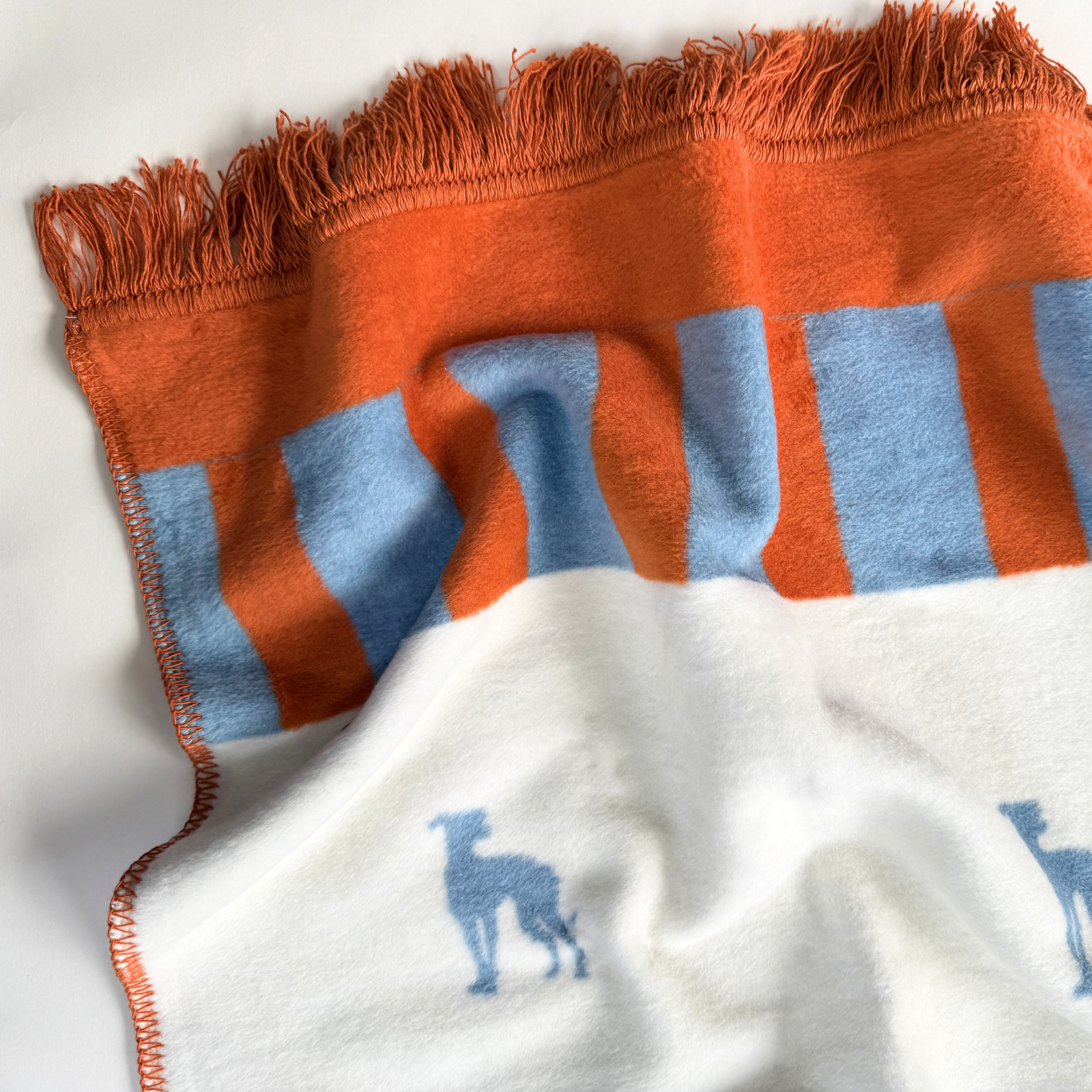 Bawełniany koc Blue Lola — designerski pled HOGAI z motywem psa - detal