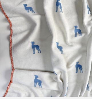 Bawełniany koc Blue Lola — designerski pled HOGAI z motywem psa - detal