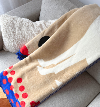 Bawełniany koc Cream Kokos z kolekcji Iggy – designerski pled HOGAI z motywem psa - we wnętrzu