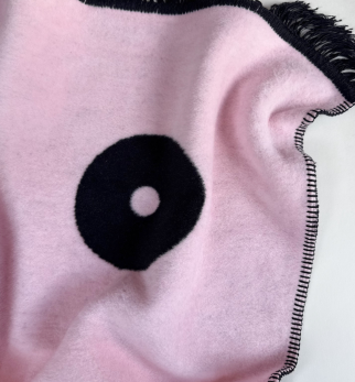 Bawełniany koc Pink Lukier z kolekcji Iggy – designerski pled HOGAI z motywem psa - detal