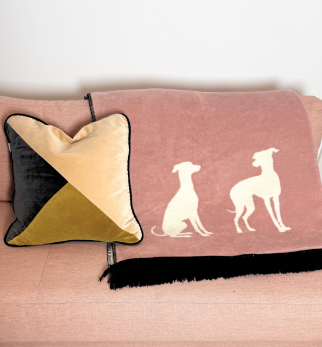 Bawełniany koc Pink Lukier z kolekcji Iggy – designerski pled HOGAI z motywem psa - we wnętrzu.