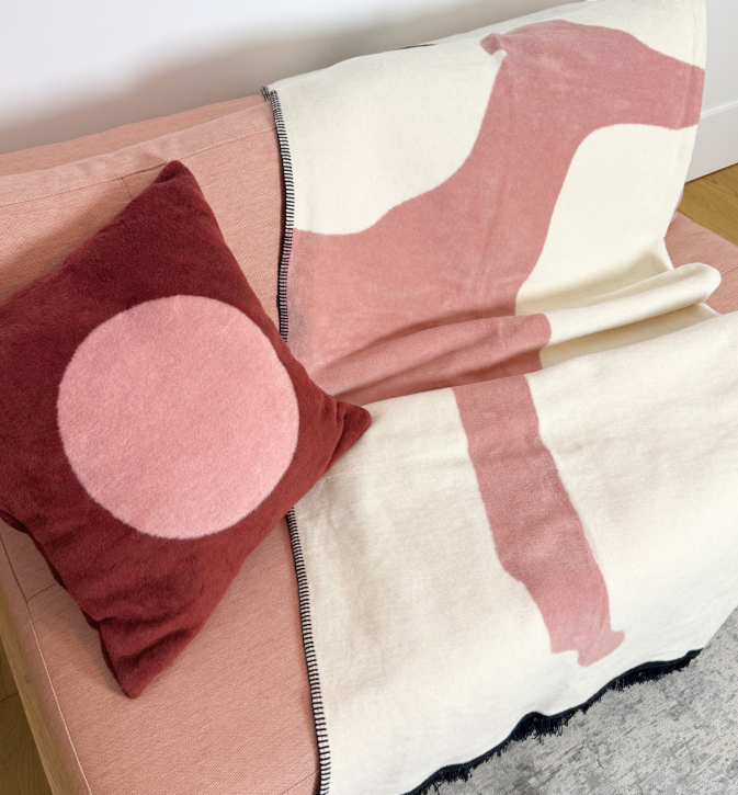 Bawełniany koc Cream Cukier z kolekcji Iggy – designerski pled HOGAI z motywem psa - detal.