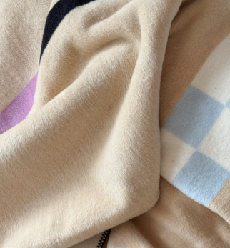 Bawełniany koc Sprinkle Pastelowy — designerski pled HOGAI. Zbliżenie na detal