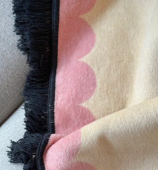 Bawełniany koc Sprinkle Pastelowy — designerski pled HOGAI. Zbliżenie na detal