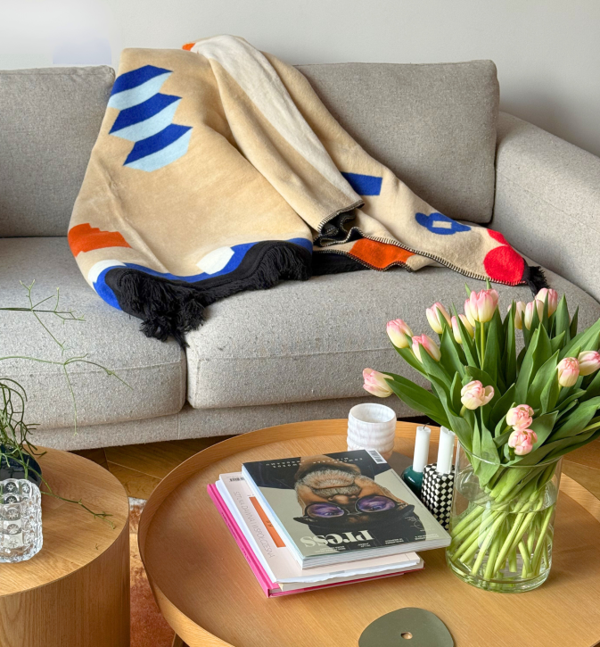 Bawełniany koc Sprinkle Cobalt Pop — designerski pled HOGAI. we wnętrzu