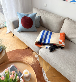 Bawełniany koc Sprinkle Cobalt Pop — designerski pled HOGAI. we wnętrzu