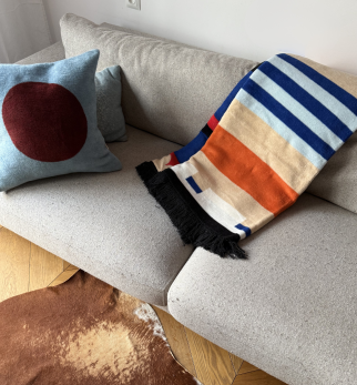 Bawełniany koc Sprinkle Cobalt Pop — designerski pled HOGAI. we wnętrzu