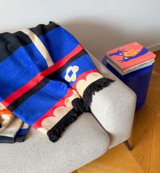Bawełniany koc Sprinkle Cobalt Pop — designerski pled HOGAI. we wnętrzu