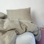 Pościel lniana premium w nowoczesnej sypialni